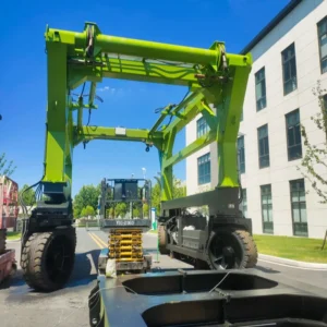 50-tonne wheeled straddle carrier crane
