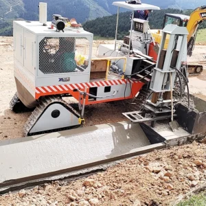 Concrete slipform curb paver, single-pass operation