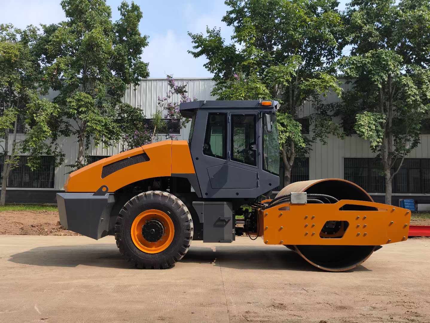 12-ton single drum diesel vibratory road roller - Image 3