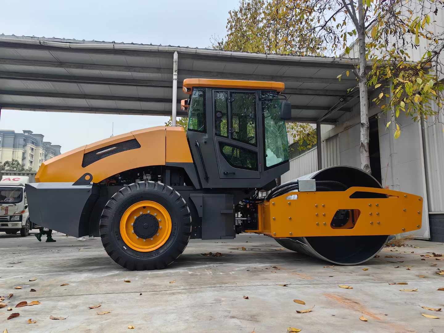 12-ton single drum diesel vibratory road roller - Image 6