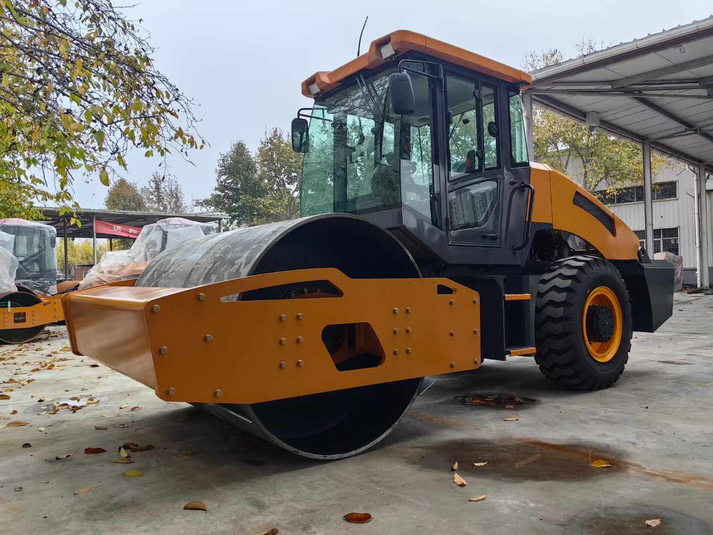 12-ton single drum diesel vibratory road roller - Image 7