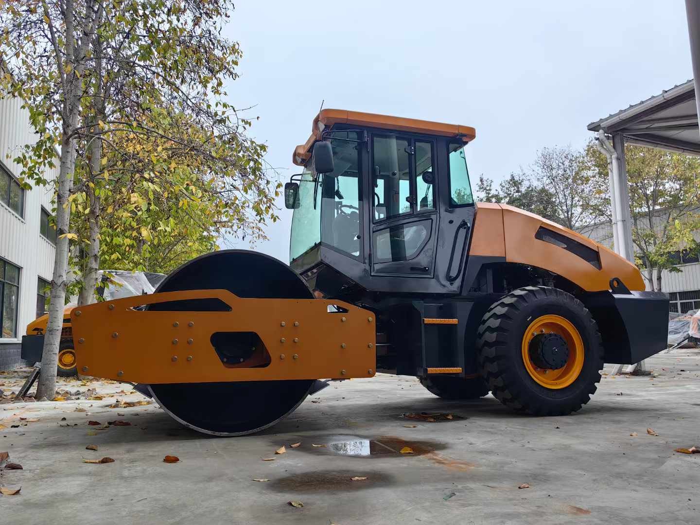 12-ton single drum diesel vibratory road roller - Image 5